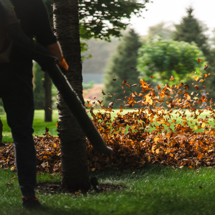 Préparez votre terrain pour la belle saison et protégez-le en hiver avec nos services d’ouverture et de fermeture de terrain.