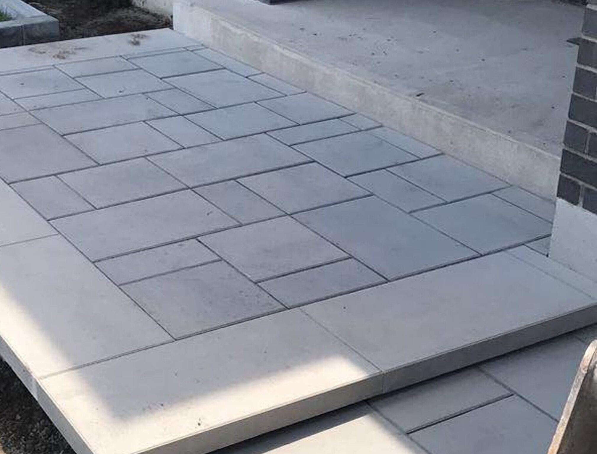 Un gazon verdoyant et uniforme grâce à une pose de tourbe professionnelle.